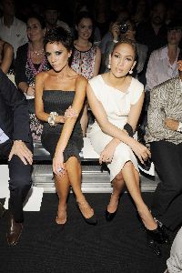 VICTORIA BECKHAM : very large photo with Jennifer Lopez at the Marc Jacobs fashion show during Fashion Week in New York