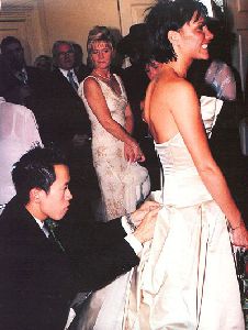 VICTORIA BECKHAM : at her wedding wearing a neige bridal dress