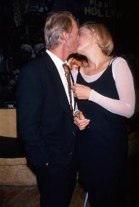 Linda Kozlowski : Married actors Paul Hogan and Linda Kozlowski kissing in 1994