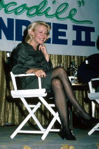 Linda Kozlowski : at press conference for her film Crocodile Dundee II.