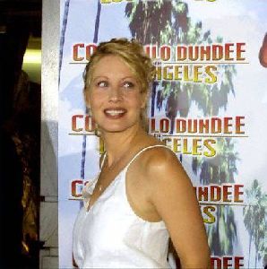 Linda Kozlowski : arrives at Crocodile Dundee premiere