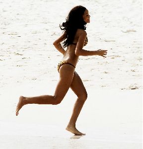 Rihanna : running on the beach wearing a brown bikini