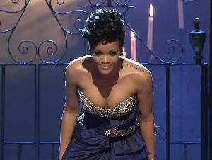 Rihanna : large breasts