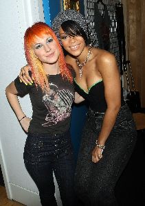 Rihanna : with Haley Williams of Paramore arrive at MTV station on October 9, 2007 in New York City