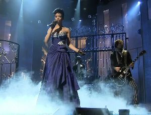 Rihanna : singing live wearing a princess navy and silver dress