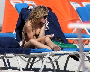 AnnaLynne McCord : high quality photos wearing a Black Bikini on Miami Beach yesterday 3rd, January. 2009