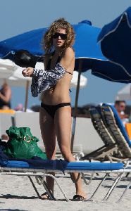 AnnaLynne McCord : taking off her shirt to sunbathe on the Miami beach yesterdat 3rd, January 2009