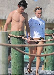 Hayden Panettiere : yesterday picture 3rd, January, 2009 spotted at Bora Bora Beach with an unknown guy