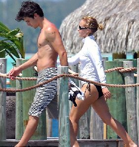 Hayden Panettiere : beach candids at Bora Bora January 3rd, 2009