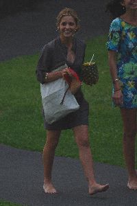 Sarah Michelle Gellar : paparazzi photos a week ago in Hawaii on December 31st 2008