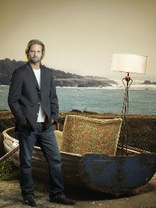 Josh Holloway : desktop wallpaper of Sawyer in a dark gray suit