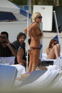 Victoria Silvstedt : spotted yesterday on Miami beach wearing a pink and black bikini