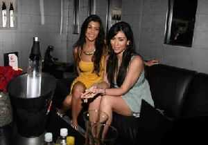 Kourtney Kardashian : dining with sister Kim