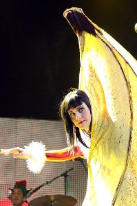 Lily Allen : picture coming out of a banana costume live at a concert