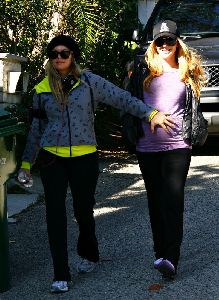 Fergie : walking with a pregnant friend of hers