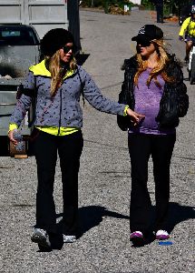 Fergie : working out - walking with a pregnant friend of hers