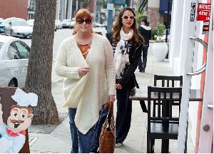 Jessica Alba shopping with her mom Catherine in beverly hills on the 5th of Jan 2009