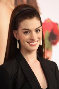 Anne Hathaway looked stunning on the red carpet yesterday the 5th of January 2009