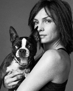 Famke Janssen : hugging her dog