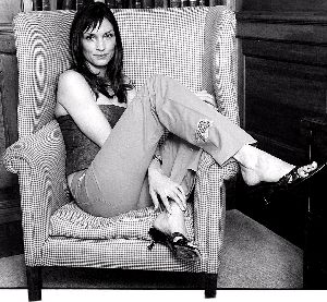 Famke Janssen : resting on an arm-chair