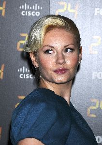 Elisha Cuthbert looking glam on the red carpey yesterday the 6th January 2009