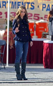 Jennifer Love Hewitt : wearing a navy jacket and tight jeans with a matching black boots at the filming set