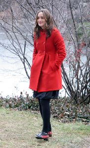 Leighton Meester : spotted filming a scene for her tv show Gossip Girl in Central Park wearing a red double-chest coat and red shoes