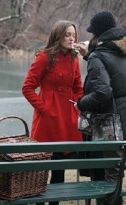 Leighton Meester : filming a scene for her tv show Gossip Girl in Central Park wearing a red double-chest coat and red shoes