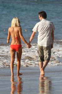 Jenny McCarthy : Candids walking with boyfriend Jim Carrey on Hawaii Beach on the 5th, Jan 2009