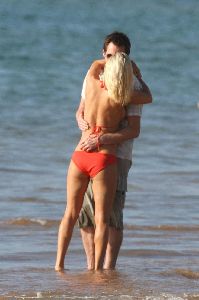 Jenny McCarthy : and her boyfriend Jim Carrey kissing at the beach in Hawaii - january 5th 2009