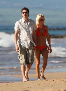 Jenny McCarthy : Candids wearing an orange bikini and walking hand in hand with boyfriend Jim Carrey on Hawaii Beach on the 5th, Jan 2009