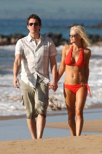 Jenny McCarthy : Candids wearing an orange bikini and walking on Hawaii Beach together with Jim Carrey on the 5th, Jan 2009 - Copy