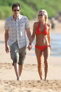 Jenny McCarthy : high quality photos wearing an orange bikini and walking on Hawaii Beach together with Jim Carrey on the 5th, Jan 2009