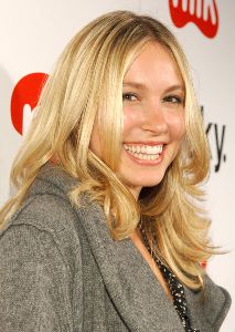 Sarah Carter : arriving at the Lucky Magazine Party at LA Milk Boutique 2006