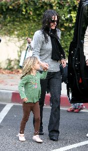 Courtney Cox : with daughter Coco in Beverly Hills on Jan5, 2009 - Copy