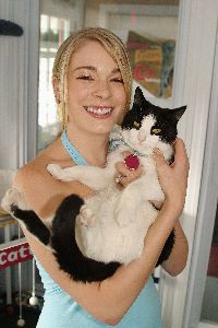 LeAnn Rimes wallpaper hugging her cat pet