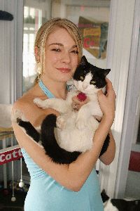 LeAnn Rimes desktop wallpaper with her cat