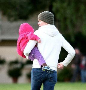 Marcia Cross : playing with her twin daughters at the park in Pacific Palisades Jan 5th 2009