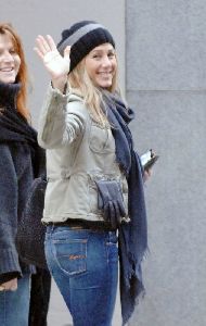 Jennifer Aniston waving to the camera as she shops in Vancouver, Canada