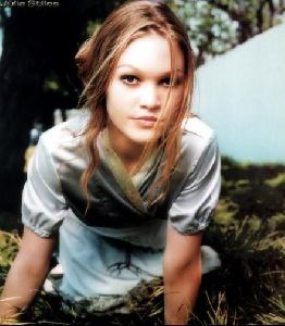 julia stiles : 18