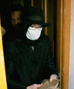 Michael Jackson out the back door of a medical building in Beverly Hills on the 14th of January 2009