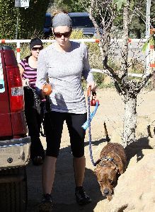 Jessica Biel : candids walking her dog Tina in the Hollywood Hills on the 14th of January 2009