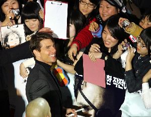 Tom Cruise signs autographs for his Korean fans before the press conference held on January 18th 2009