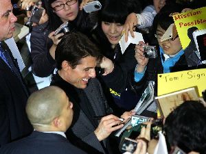 Tom Cruise with his fans before the press conference held in Korea on January 18th 2009