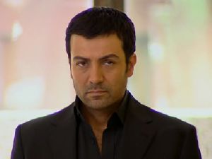 Saruhan Hunel as Esmer in the turkish drama Kaybolan yillar