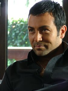 Saruhan Hunel as Esmer in the turkish drama Kaybolan yillar