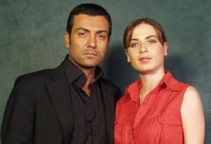 Saruhan Hunel and Yesim Buber as Esmer and Ezel in Kaybolan yillar