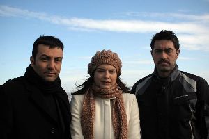 Saruhan Hunel as Esmer, Burak Hakki as Ali, and Yesim Buber as Ezel