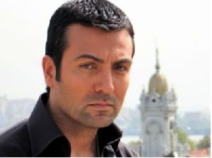 Saruhan Hunel as Esmer in the turkish drama Kaybolan yillar