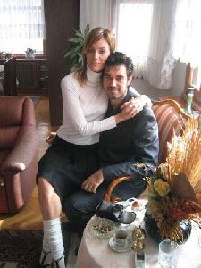 Kaybolan Yillar - actor Burak Hakki as Ali with his real wife